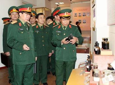Thượng tướng Đỗ Bá Tỵ thăm nhà truyền thống của Trung tâm nhiệt đới Việt-Nga.